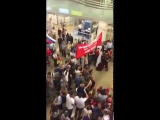 Болельщики готовятся к встрече сборной в Шереметьево