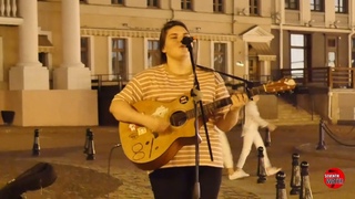 The girl asked for a guitar and amazed us with her voice! STREET MUSICIANS IN MINSK.