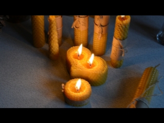 Горящая свеча из вощины. Горящая свеча из вощины. Свечи из пчелиного воска. Свечи из вощины с травами. Свечка маленькая.