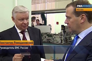 Медведеву показали, какие электронные карты заменят паспорта россиян