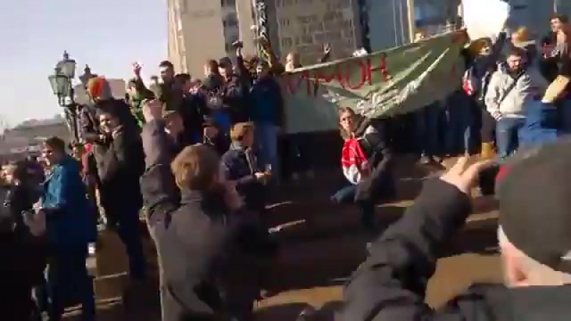 Бьют по каске. Бьют по каске