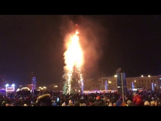 Елка сгорела в Южно-Сахалинске в новогоднюю ночь