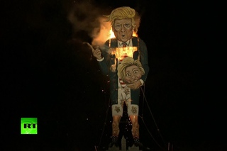 В Ночь Гая Фокса британцы сожгли фигуру Трампа с головой Хиллари в руках