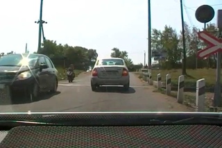 ЗА РУЛЕМ ПРЕКРАСНАЯ ЛЕДИ(..преодолеваем ЖД переезд)