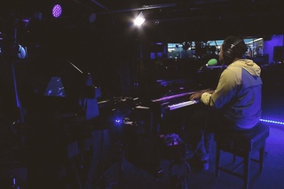 Выступление Sampha с песней Timmy's Prayer на радиостанции BBC Radio 1
